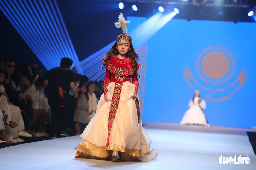 “Custome” from Kazakhstan. Photo: Tuoi Tre