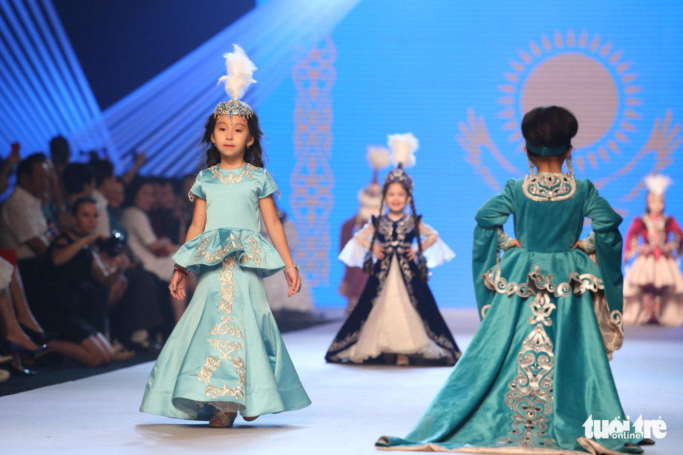 “Custome” from Kazakhstan. Photo: Tuoi Tre