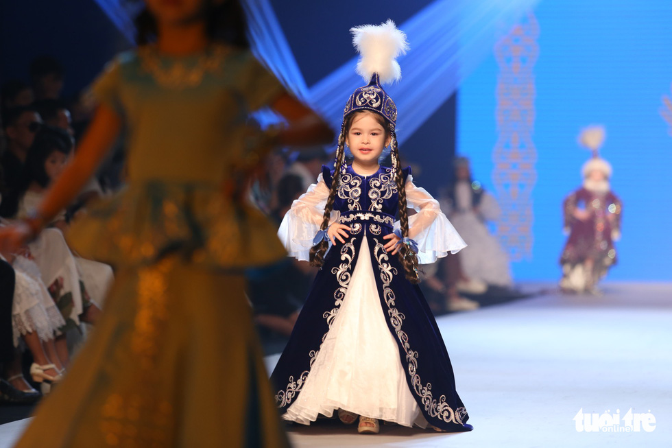 “Custome” from Kazakhstan. Photo: Tuoi Tre