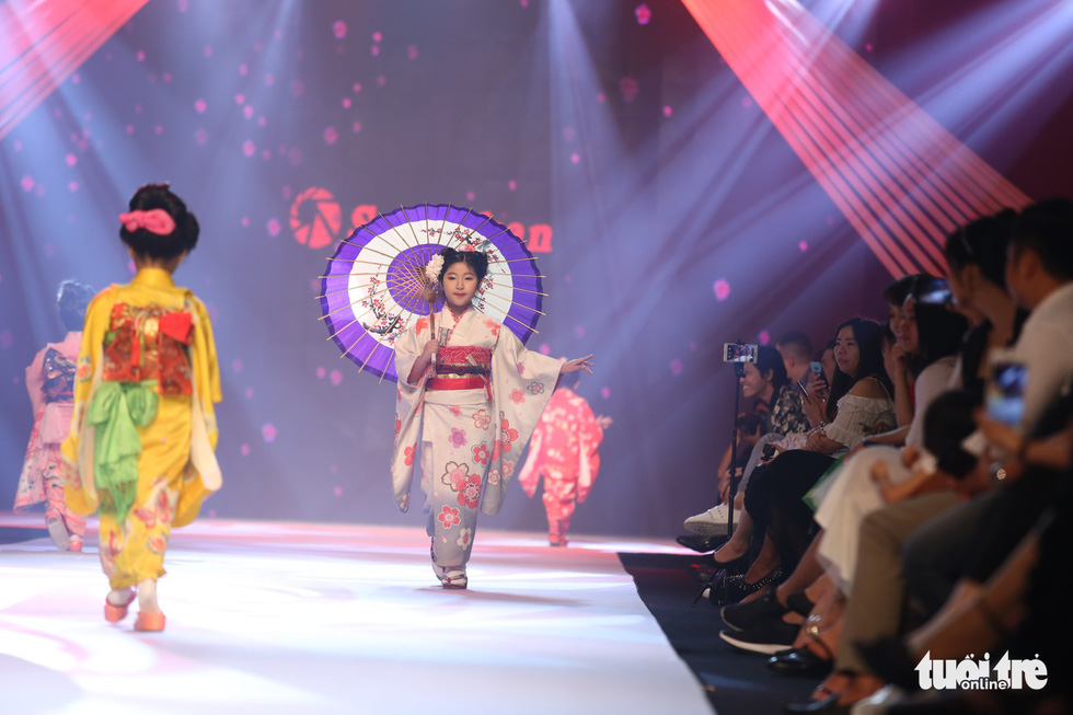 “Kimono” from Japan. Photo: Tuoi Tre