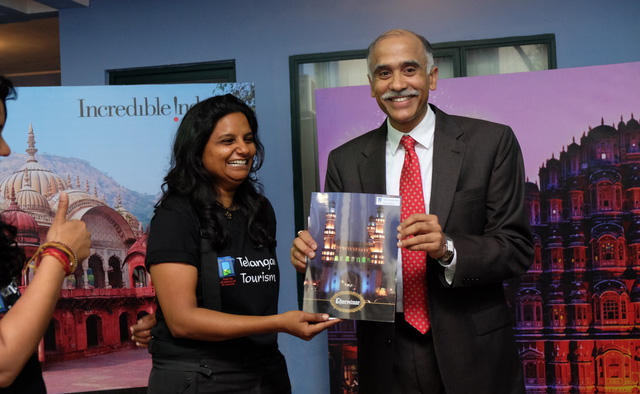 Jai Bharathi gives a gift to a representative of the India embassy in Vietnam. Photo: Tuoi Tre