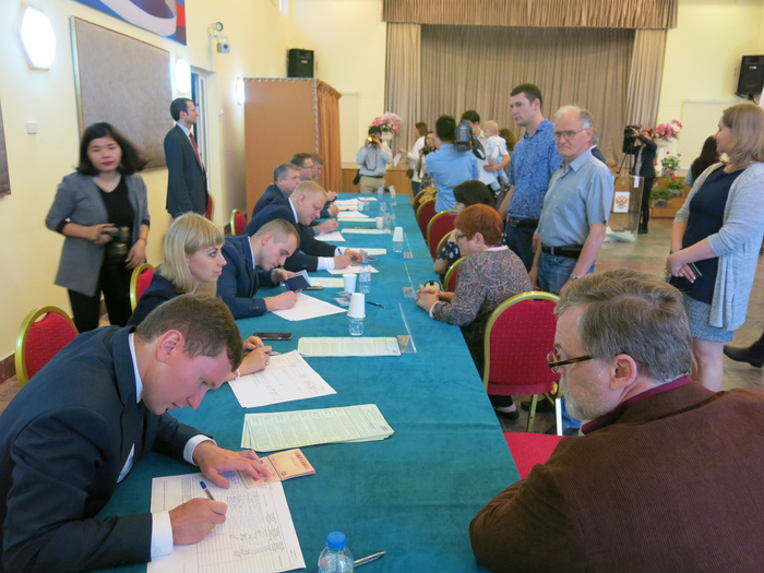 Russian people attend the 2018 presidential election at the embassy in Hanoi on March 18, 2018. Photo: Tuoi Tre