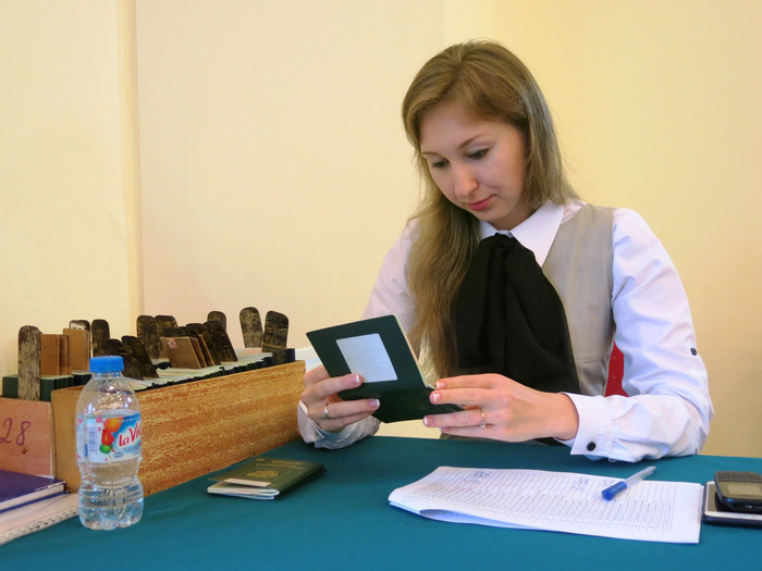 An employee at the Embassy of Russia in Hanoi checks the passports of voters. Photo: Tuoi Tre