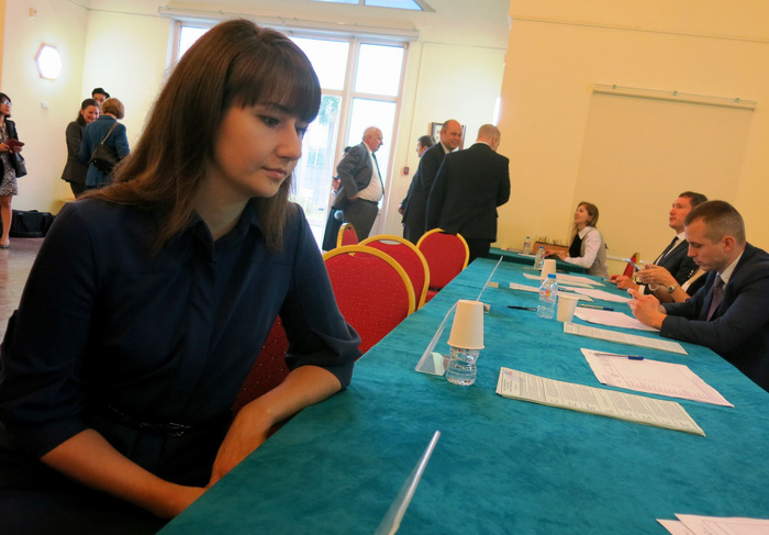 A Russian woman listens to the directions on how to cast her vote. Photo: Tuoi Tre