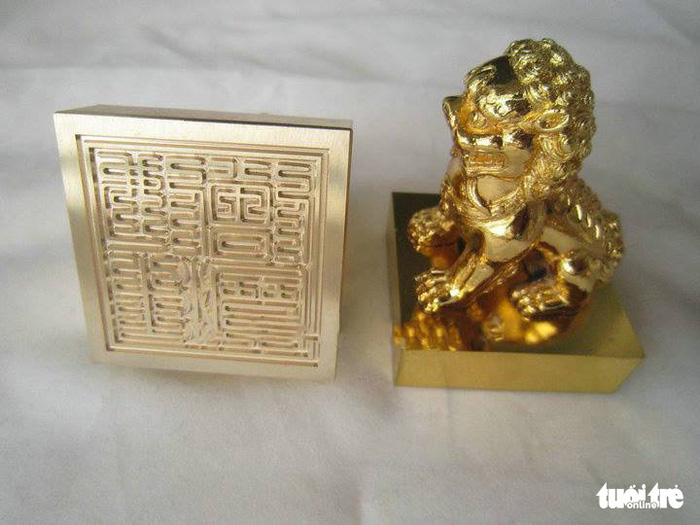 A small-sized gilded lion seal of copper. Photo: Tuoi Tre