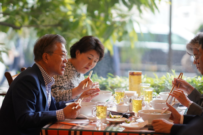 South Korean President Moon Jae-in talks to South Korean ambassador to Vietnam Lee Hyuk. Photo: Tuoi Tre