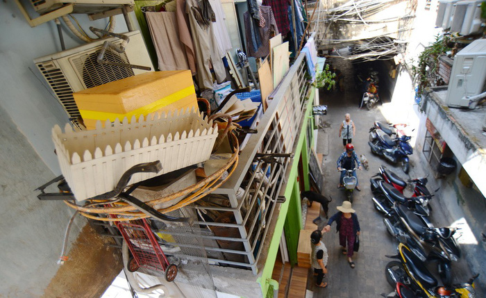 Flammable objects are piled up untidily at the apartment complex on Ton That Dam Street in downtown Ho Chi Minh City. Photo: Tuoi Tre