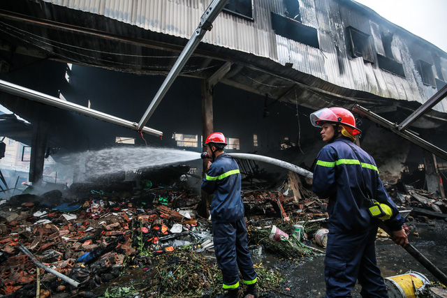 Firefighters try to cool down the temperature. Photo: Tuoi Tre