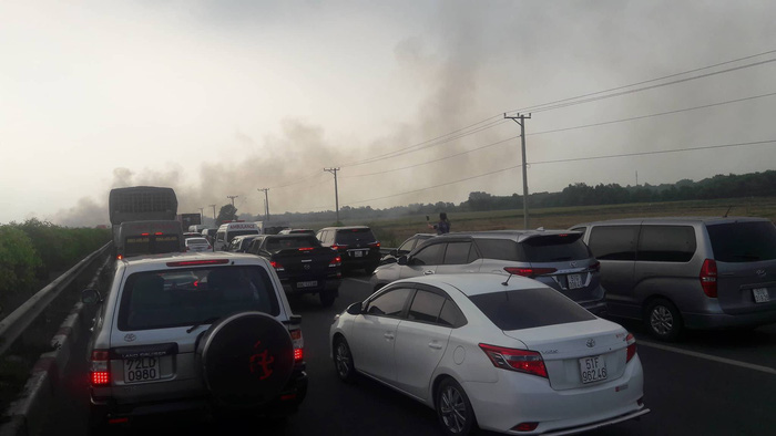 An extensive dense cloud of smoke covers part of the Ho Chi Minh City-Long Thanh-Dau Giay Expressway, southern Vietnam April 3, 2018. Photo: Tuoi Tre