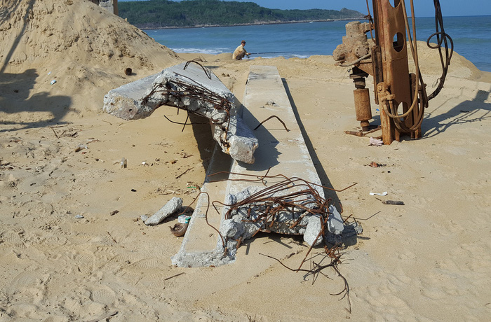 Concrete slabs with bare steel wires in Hoai Nhon District, Binh Dinh Province, Vietnam. Photo: Tuoi Tre