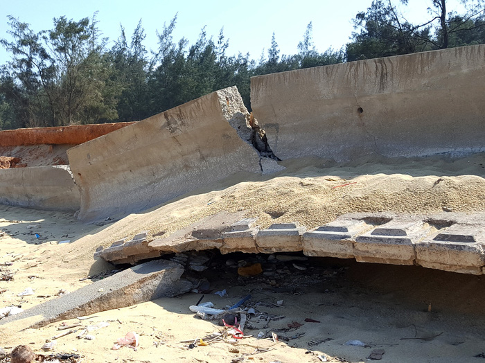 A damaged section of the revetment in Hoai Nhon District, Binh Dinh Province, Vietnam. Photo: Tuoi Tre