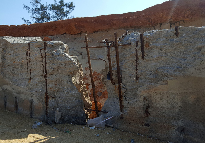 Bare steel wires of a damaged part of the revetment in Hoai Nhon District, Binh Dinh Province, Vietnam. Photo: Tuoi Tre