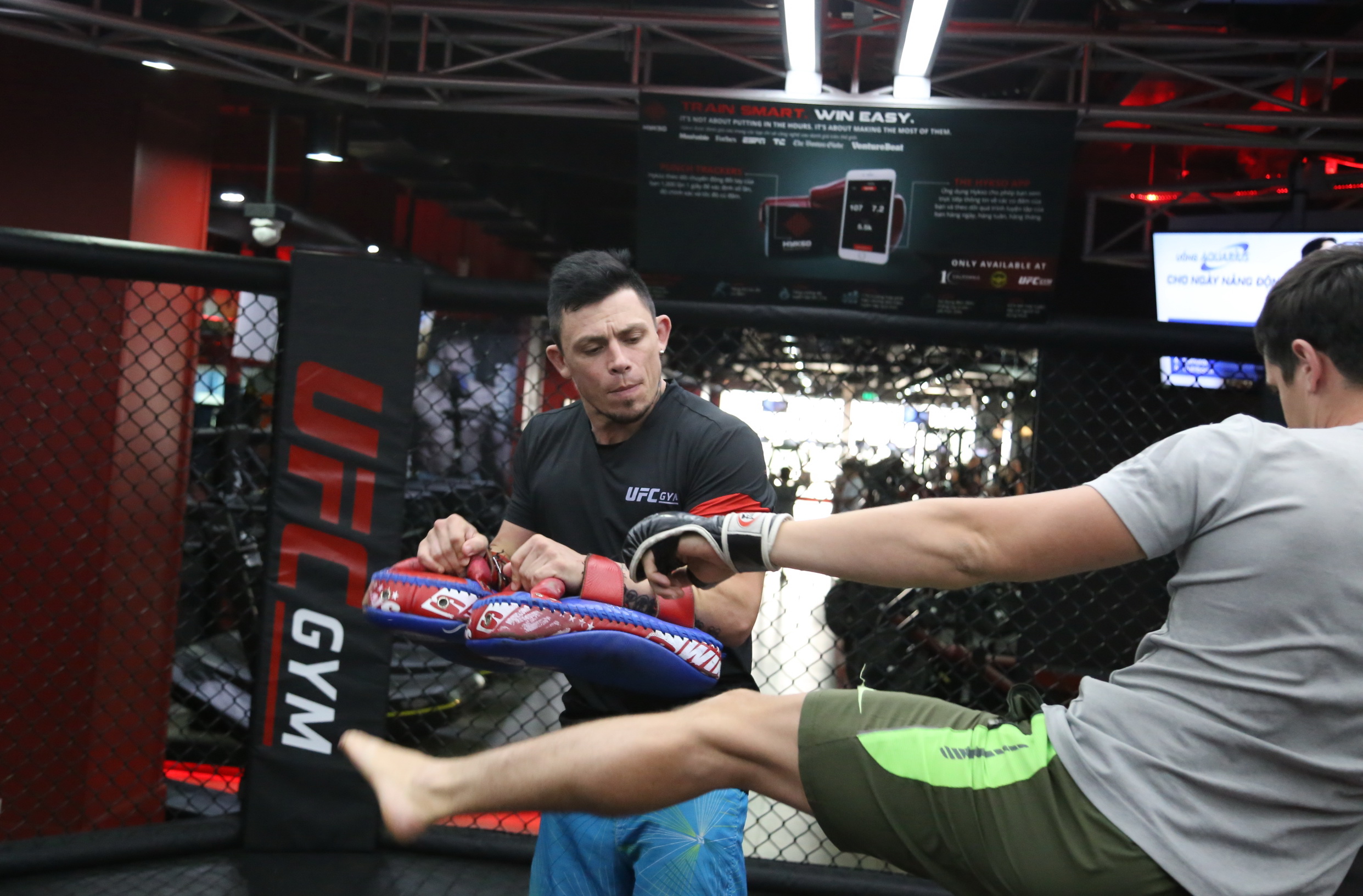 Arnaud Lepont (L) trains at an MMA center in District 2, Ho Chi Minh City. Photo: Tuoi Tre
