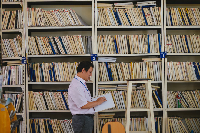 Nguyen Quyet Thang reads Braille textbooks for the blind. Photo: Tuoi Tre