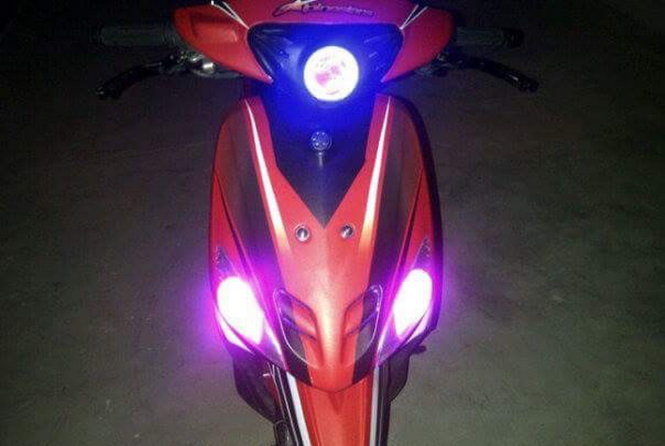 Ultra bright headlamps are seen on a motorbike in this photo taken in Ho Chi Minh City. Photo: Tuoi tre