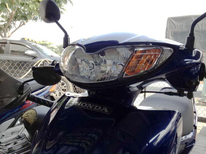 A motorbike is seen with its original headlamp replaced with a LED alternative in this photo taken in Ho Chi Minh City. Photo: Tuoi tre