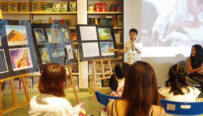 Nguyen Thanh Vu speaks at the book’s premiere in Ho Chi Minh City on April 21, 2018. Photo: Tuoi Tre