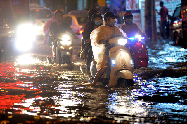 Commuters on Xo Viet Nghe Tinh Street in Binh Thanh District