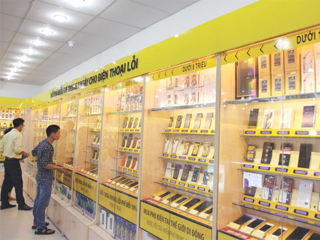 Customers visits a Thegioididong.com store in Ho Chi Minh City. Photo: Tuoi Tre