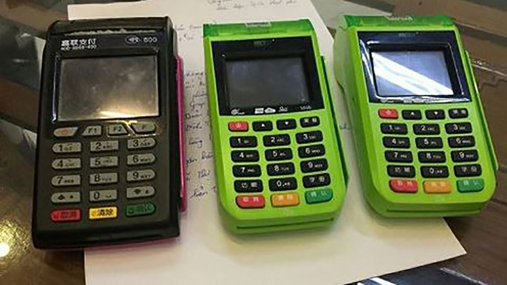 The three POS machines used for unlicensed payment is discovered by the functional forces of Ha Long city, Quang Ninh. Photo: Tuoi Tre