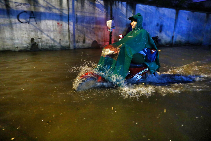 A motorcycle runs on Sinco Street in Ho Chi Minh City, on May 19, 2018. Photo: Tuoi Tre