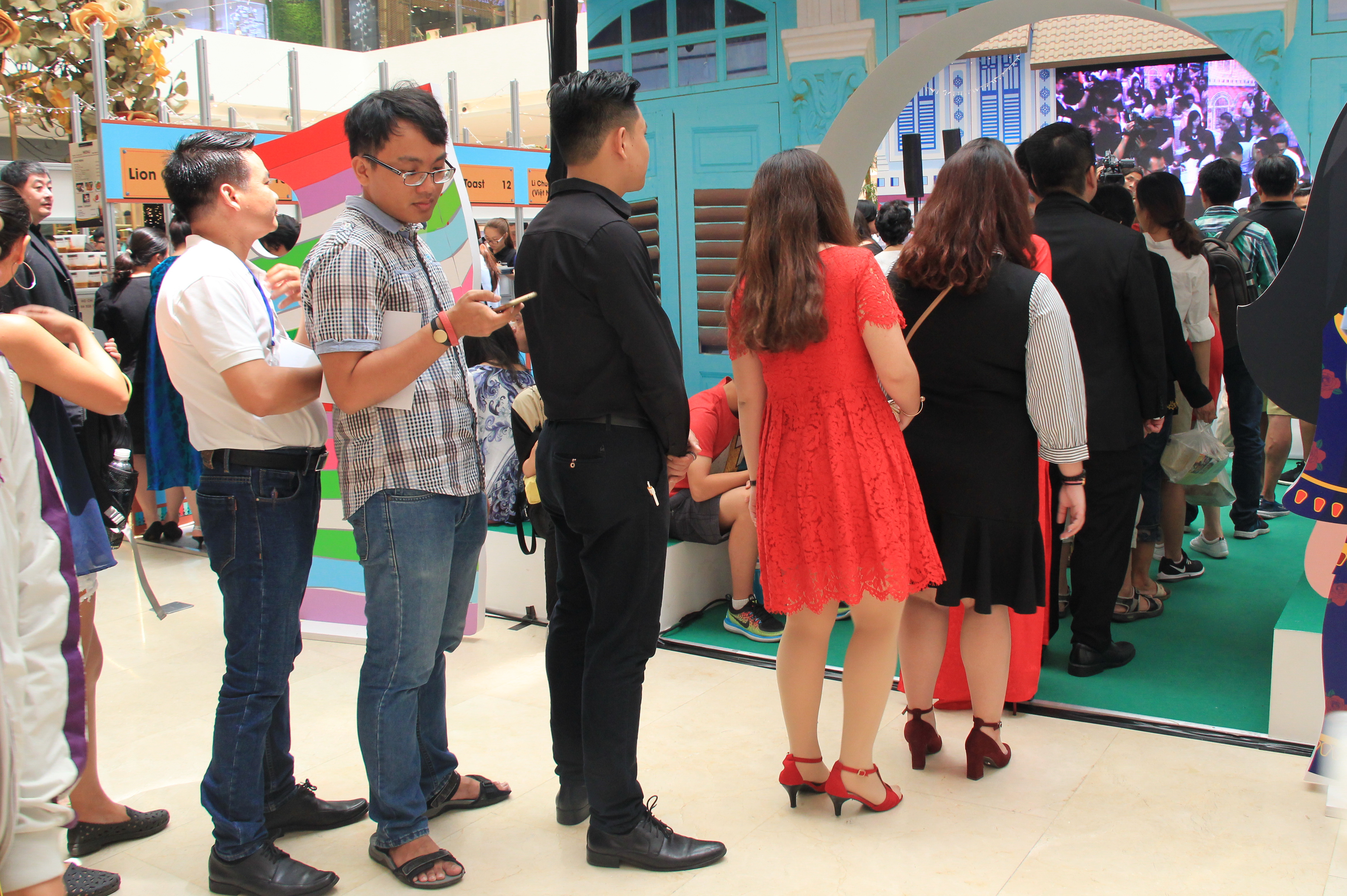 Visitors are seen waiting for the soy sauce chicken rice by Michelin-starred hawker chef Chan Hon Meng at the Singapore Food Festival in Ho Chi Minh City on May 26, 2018. Photo: Tuoi Tre