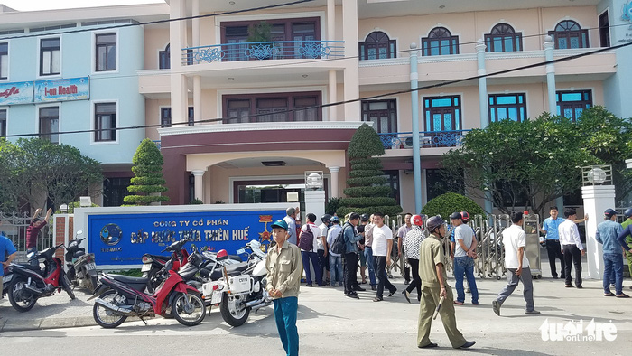 Local residents gather at the Thua Thien-Hue Water Supply JSC. Photo: Tuoi Tre