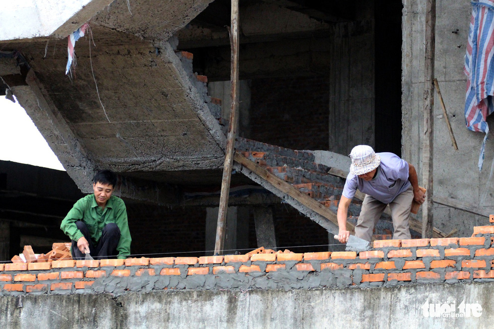 Men work on a floor of the unfinished hospital in Nam Dinh Province, Vietnam. Photo: Tuoi Tre