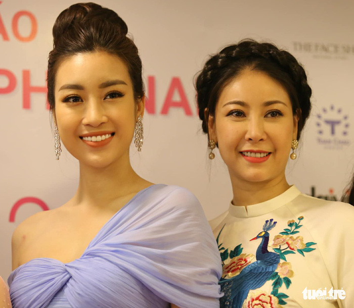 Current Miss Vietnam Do My Linh (left) and Miss Vietnam 1992 Ha Kieu Anh are seen at the press conference in Ho Chi Minh City on June 12, 2018. Photo: Tuoi Tre