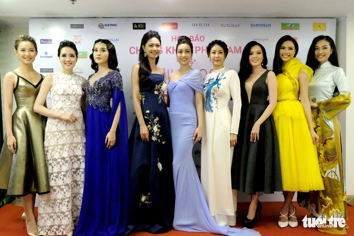 Current Miss Vietnam Do My Linh (fifth right), Miss Vietnam 1992 Ha Kieu Anh (fourth right) and many other beauties gather at the press conference in Ho Chi Minh City on June 12, 2018. Photo: Tuoi Tre