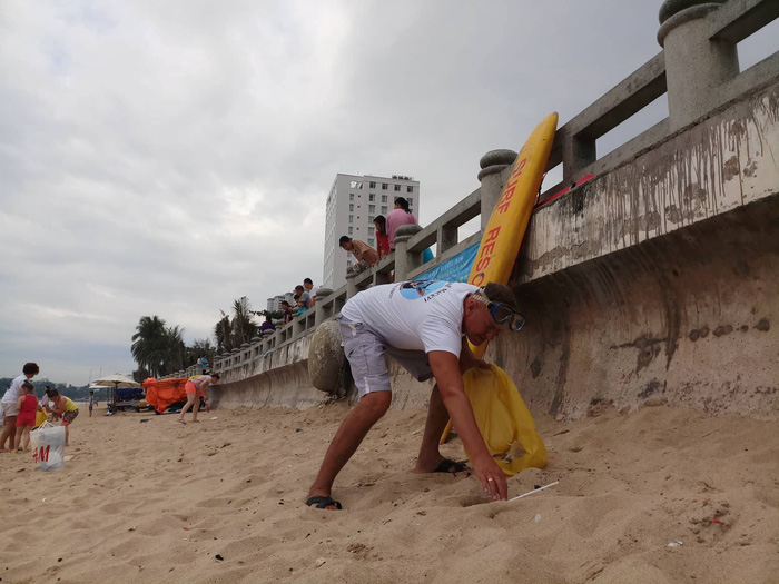 Aleksander Kulpina arrives at the beach around 6:00 am to pick up trash. Photo: Tuoi Tre