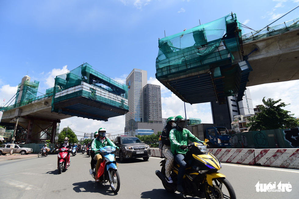 A stretch of the first metro line in Ho Chi Minh City is left unfinished after repeated deadline delays. Photo: Tuoi Tre