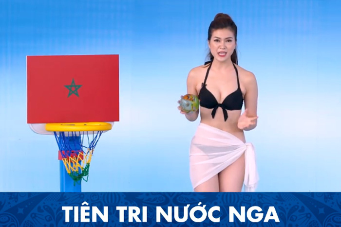 This screenshot shows an emcee in a pretty sexy black bikini in a program on Vietnamese pay TV K+.