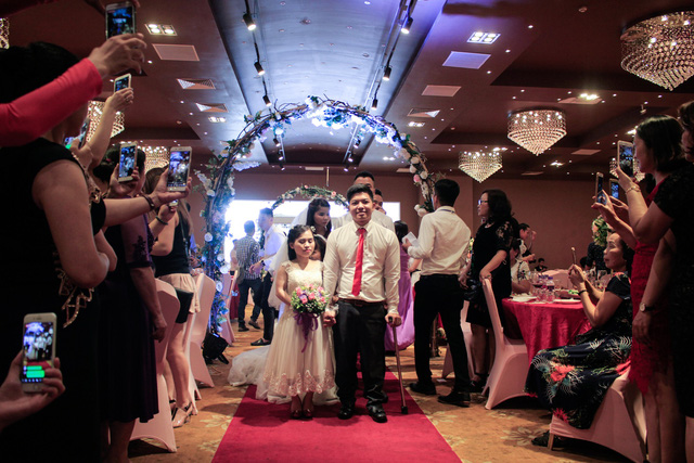 The couples walk down the aisle. Photo: Tuoi Tre
