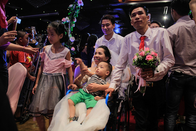The love birds share the joy with their family members. Photo: Tuoi Tre