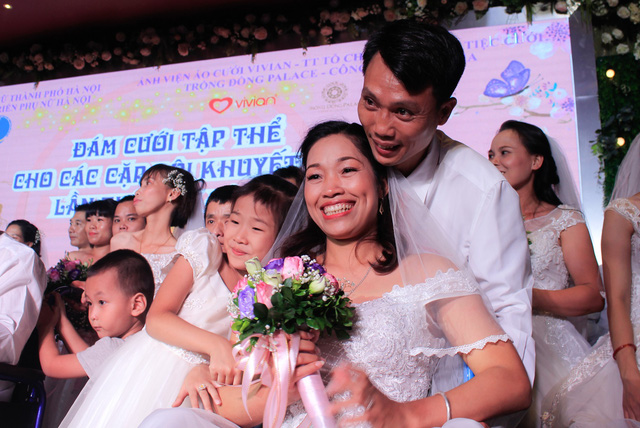 The love birds share the joy with their family members. Photo: Tuoi Tre