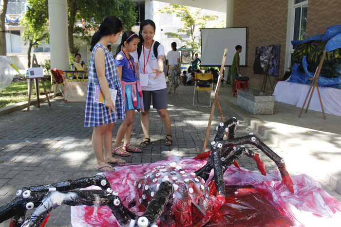 Children look at a plastic spider crab at the ‘Plastic Monster’ exhibition in Da Nang, Vietnam, June 30 and July 1, 2018. Photo: Tuoi Tre