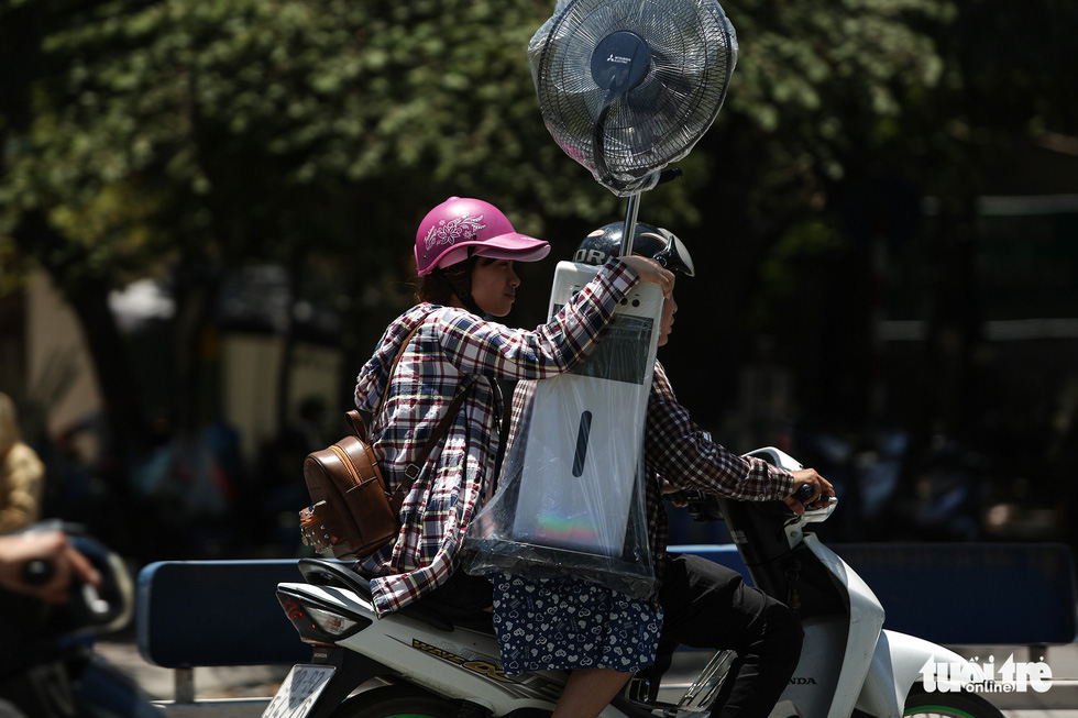 A couple buys an air cooler for their home during the hot weather.