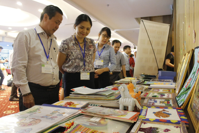 The provincial representatives tour the corners showcasing library-friendly products at the seminar. Photo: Tuoi Tre