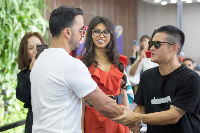 Luis Fonsi and Viet Tu (right), general director of the 2018 Cocofest, shake hands in the central Vietnamese city of Da Nang on Wednesday. Photo: Tuoi Tre