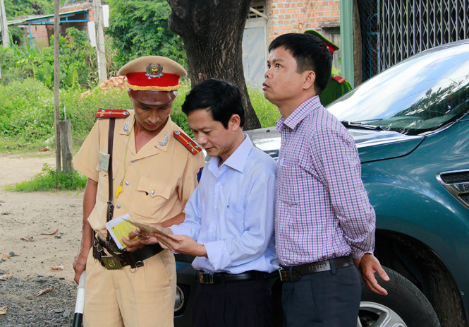 Nguyen Huu Que (R) as director of Gia Lai Province's Department of Transport. Photo: Tuoi Tre