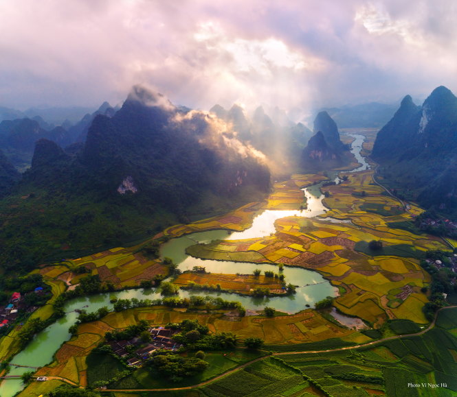 The breathtaking beauty of fog ascending the mountaintops surrounding Phong Nam village on an autumn afternoon is unforgettable. Photo: Tuoi Tre