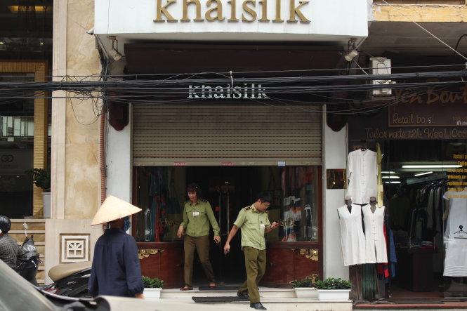 Officials are seen during an inspection at a Khaisilk outlet in Hanoi on December 26, 2017. Photo: Tuoi Tre