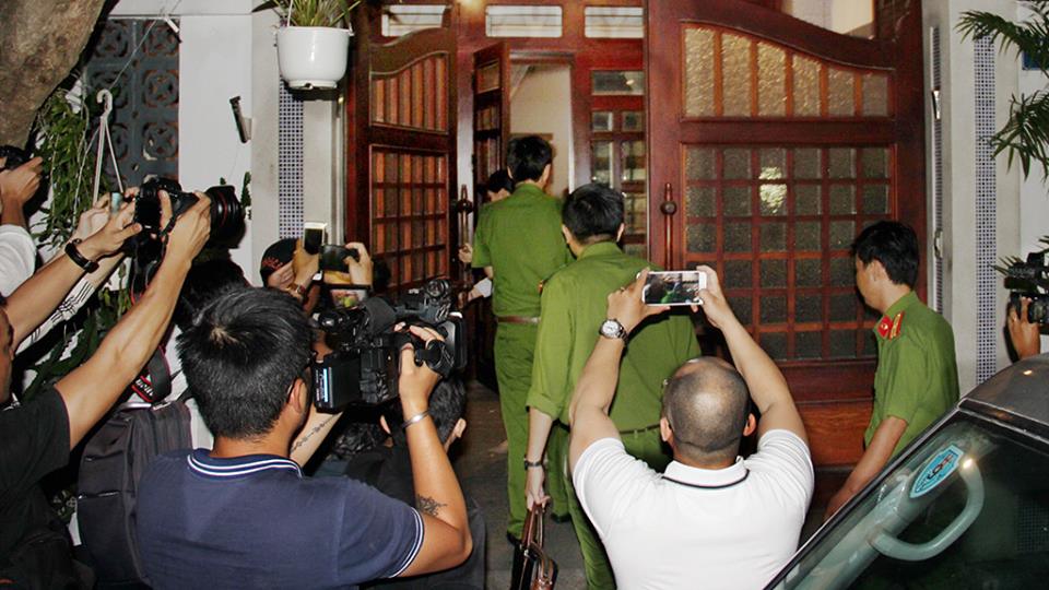 Police search the house of Dao Tan Bang, an official in the central city of Da Nang on September 18, 2018. Photo: Tuoi Tre