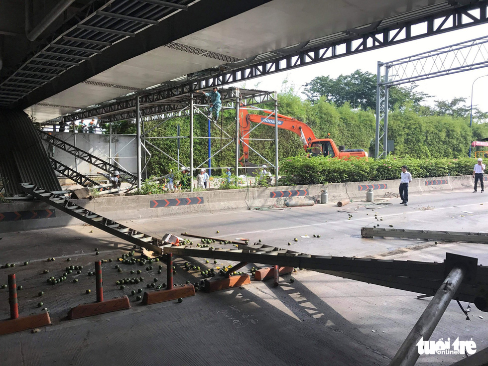 Competent authorities deal with the problem. Photo: Tuoi Tre