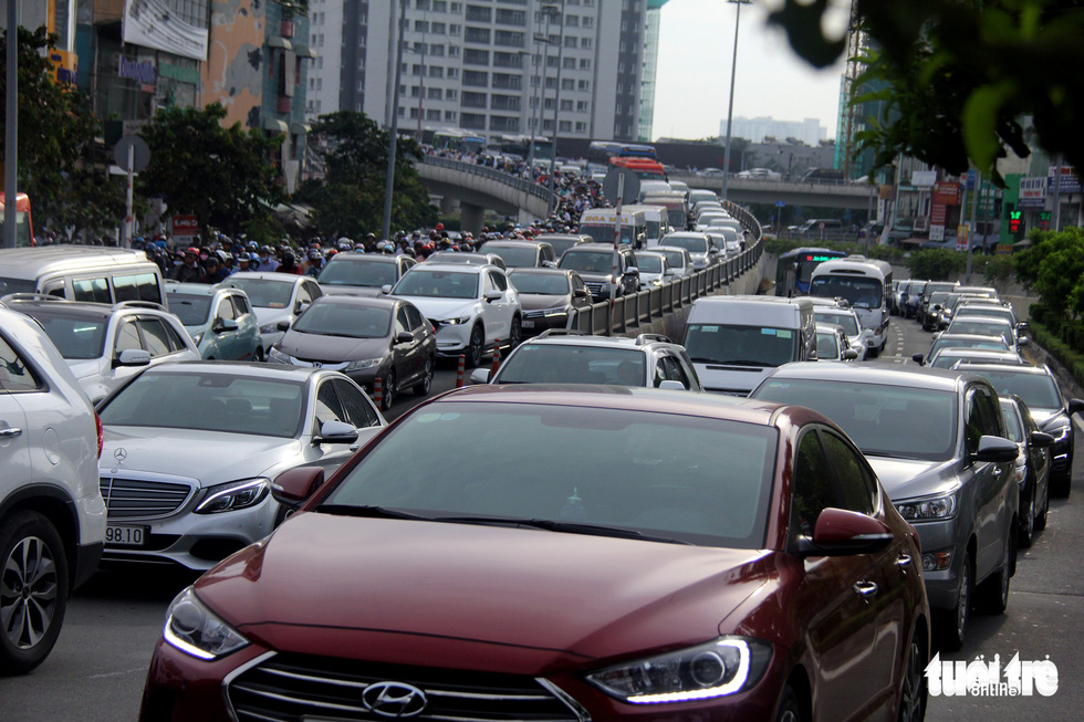 Heavy congestion near the Thu Thiem Bridge on October 15, 2018. Photo: Tuoi Tre