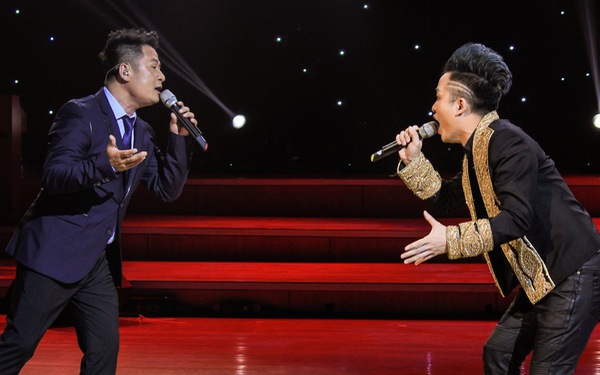 Tung Duong (right) performs with Vietnamese male ballad singer Bang Kieu at a show. Photo: Tuoi Tre