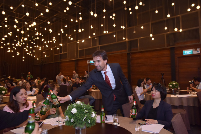 Alexander Koch, commercial director of Heineken Vietnam, invites guests to try Amstel beer at the launch of the European beer brand in Vietnam October 18, 2018. Photo: Heineken Vietnam
