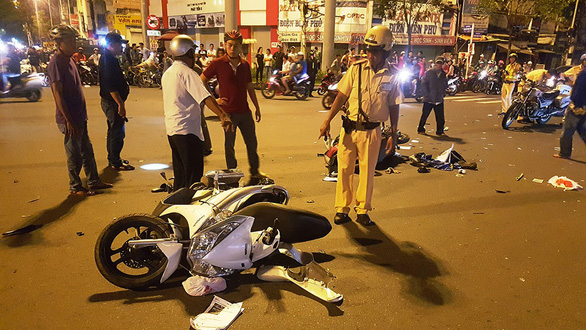 Officers probe the scene of the accident. Photo: Tuoi Tre