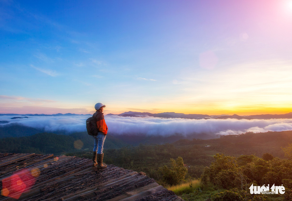 A place nicknamed ‘San May’ (Cloud Hunt) in Da Lat, where visitors can observe clouds flowing under their feet. Photo: Tuoi Tre